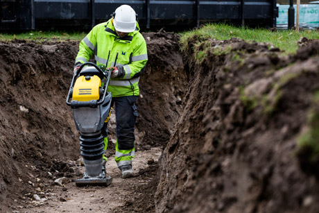 The Atlas Copco LT6005 and LT5005 rammers feature a slimmer design than previous models, allowing contractors to easily work in tight areas, such as trenches and next to foundations